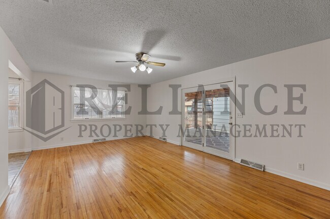 Building Photo - 2210 W Columbine Ln