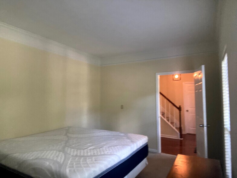 Building Photo - Room in House on Wilkie Way NW