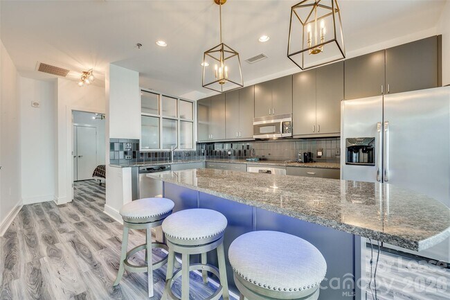 Building Photo - 333 W Trade St