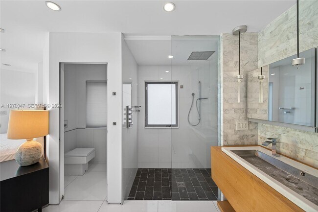 Building Photo - 1000 N Shore Dr