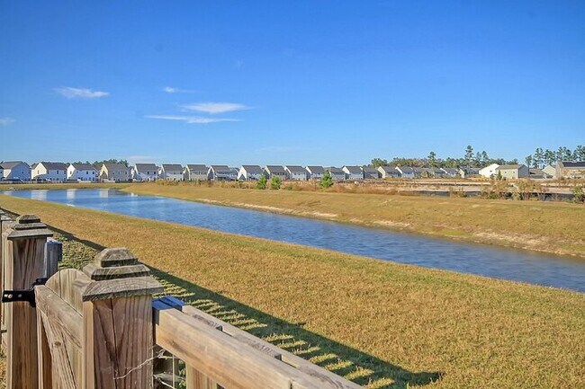 Building Photo - 838 Redbud Ln
