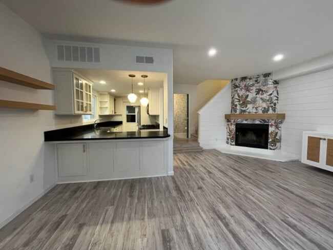 Building Photo - OB Beach House! 3 Bed 2.5 Bath A Block Fro...