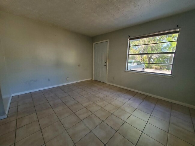 Building Photo - 2840 Cook St