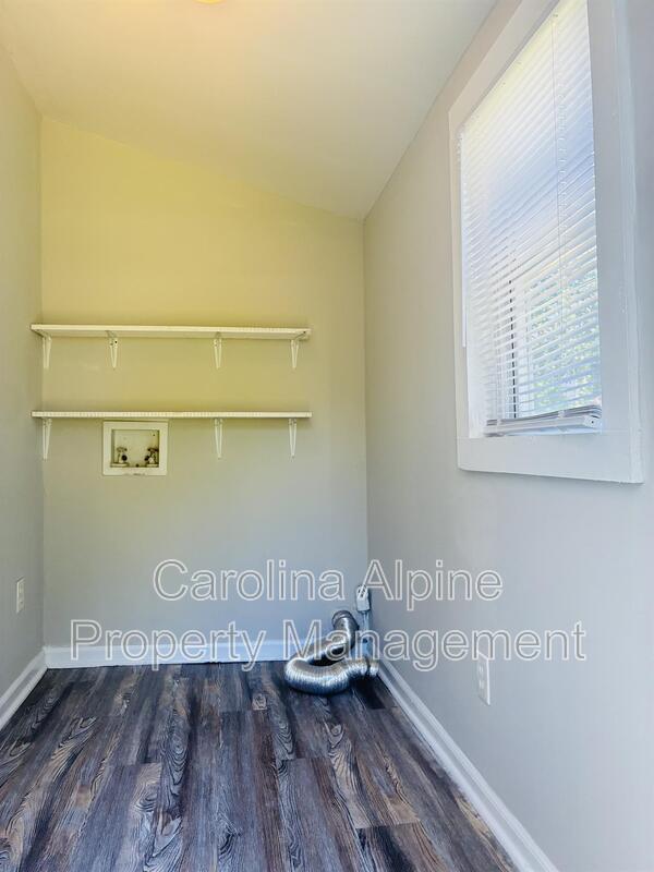 Building Photo - 313 E Gibbs St