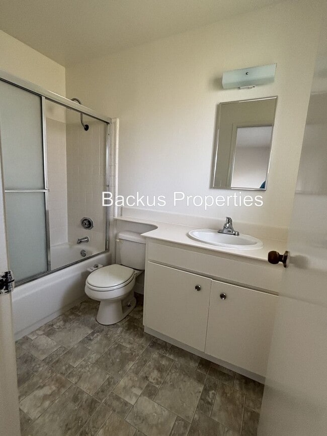 Building Photo - Spacious fenced yard - Three bedroom home ...