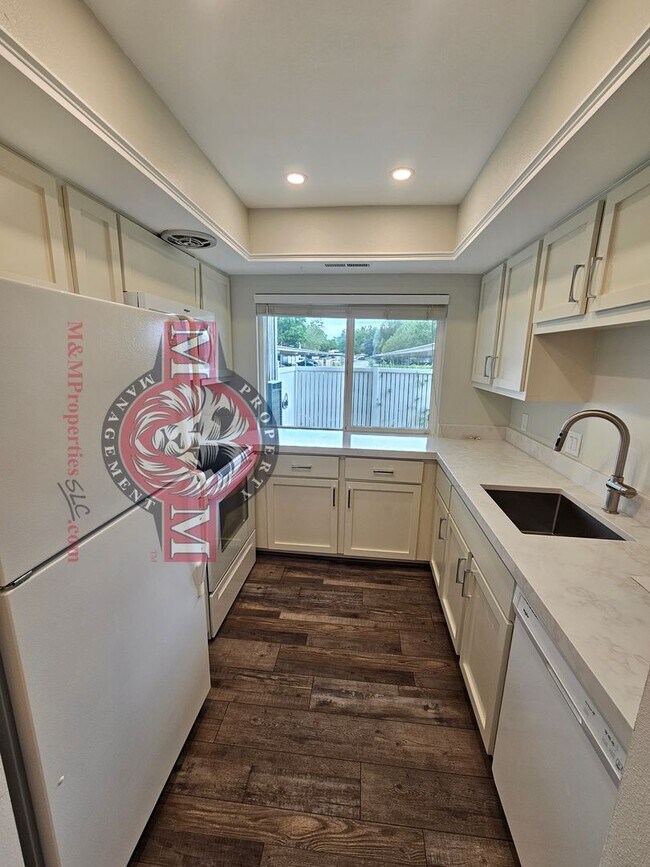 Building Photo - Beautifully Remodeled 2 Bedroom 2 Bathroom Condo in Murray