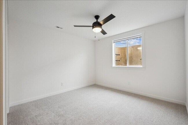 Building Photo - FINISHED BASEMENT!! 4 Bed, 3 Bath Townhome in Ankeny