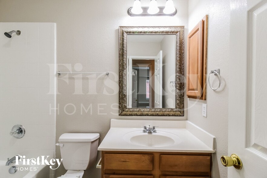 Building Photo - 1233 Logan Dr