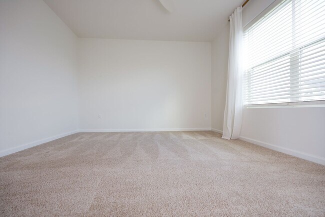 Building Photo - 245 Hollyhock Dr