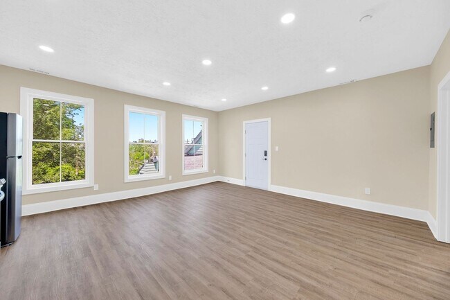 Building Photo - 2322 Scranton Rd