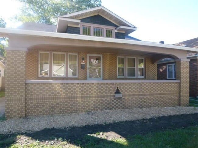 Building Photo - 2 Bedroom Home Near Union Hospital - Pets Welcome!