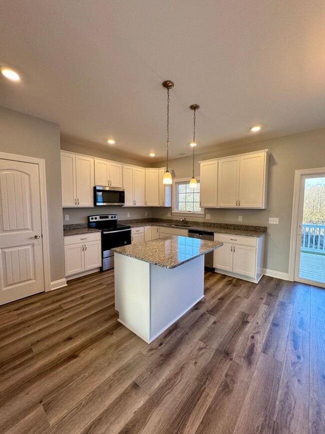 Building Photo - *LIKE NEW!* 3BR/2.5BA Townhouse in Crescen...