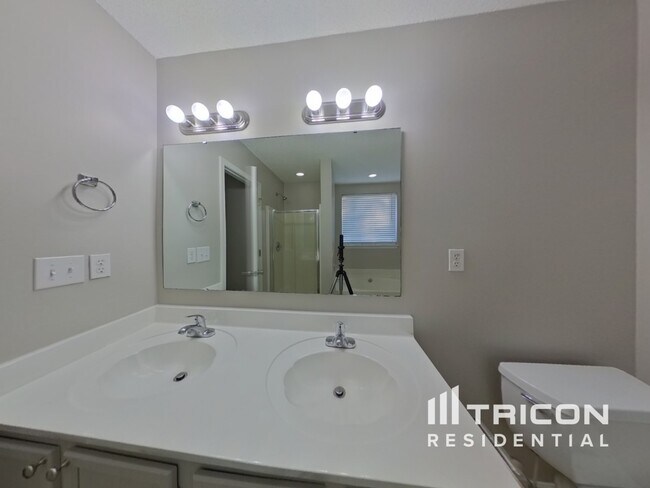 Building Photo - 2228 Meadecroft Rd