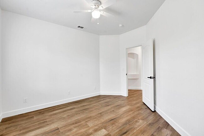 Building Photo - 10556 E Greenbury Way