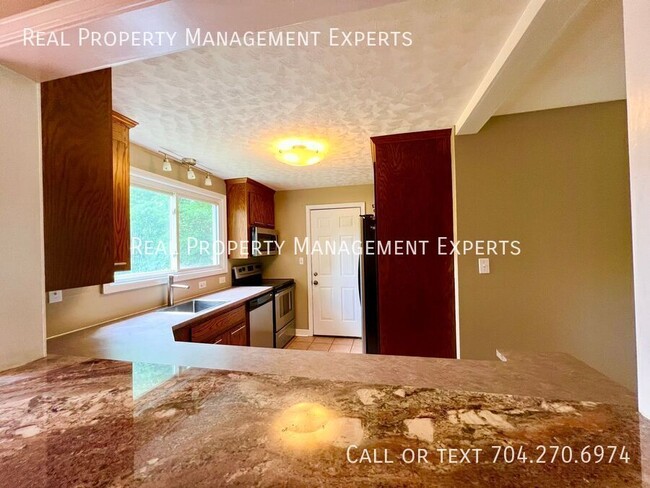 Building Photo - 1105 Balthis Dr