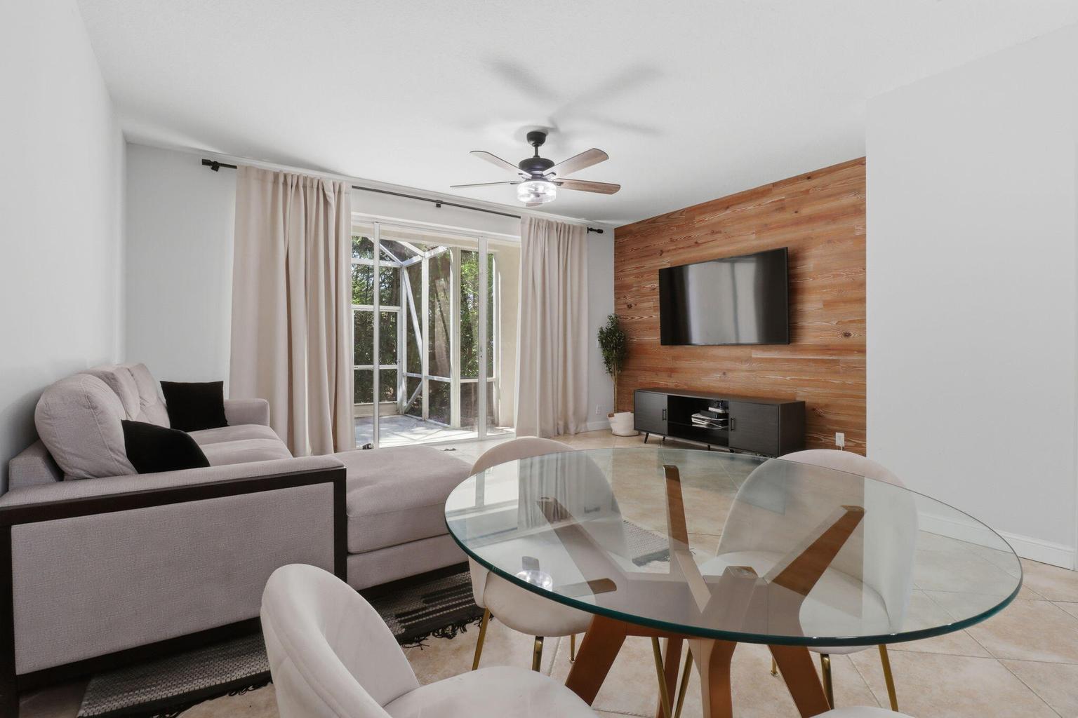 Building Photo - 9902 Lago Dr