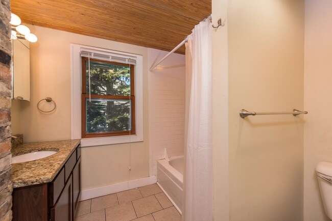 Building Photo - 606 Valley Ave NW