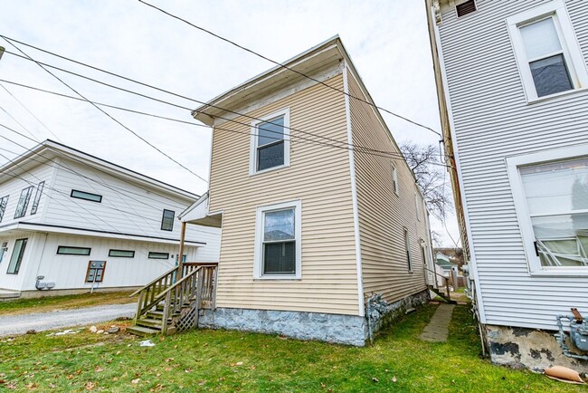 Building Photo - Bright Upper Two Bedroom Unit! Recently Remodeled!