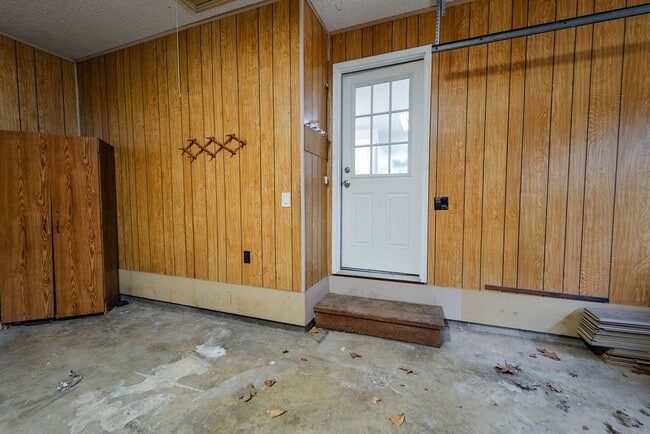 Building Photo - Beautiful Newly Remodeled Home on the Desoto Golf Course! A large landscaped lot with beautiful v...