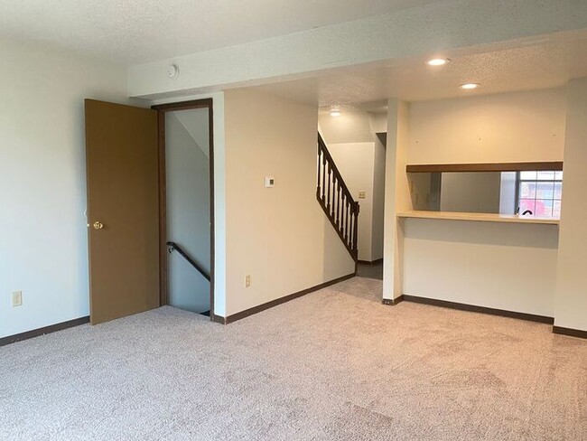 Building Photo - $1,250 | 2 Bedroom, 2.5 Bathroom Townhome ...