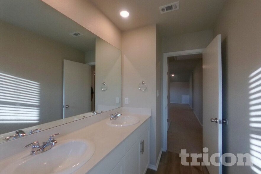 Building Photo - 5308 Saddle Clb Dr