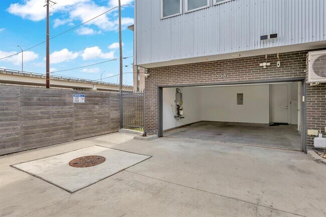 Building Photo - 1008 Concordia Ave