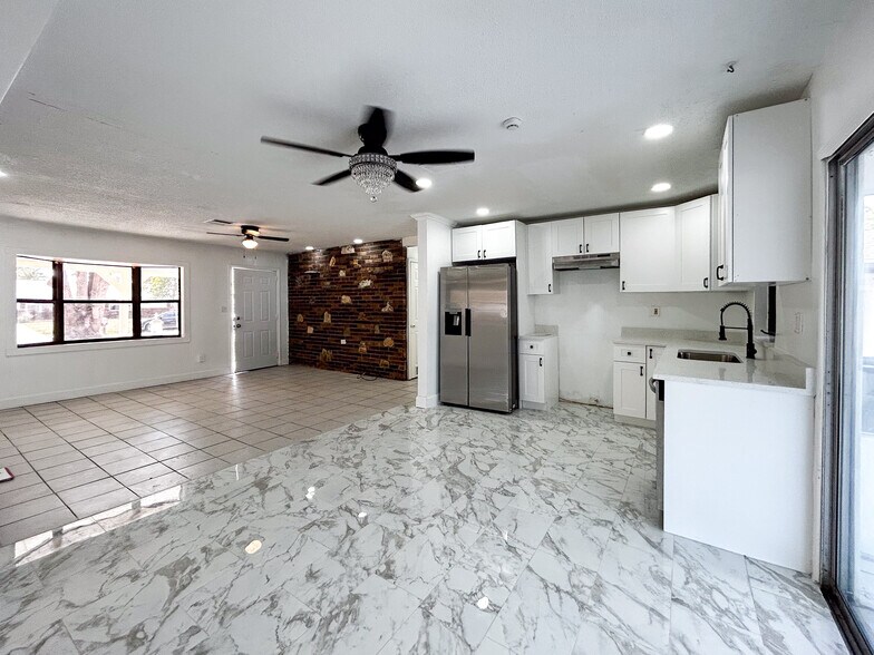 Building Photo - 325 NW Rebecca Ave