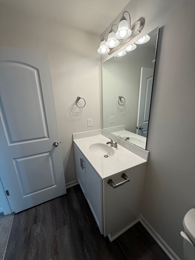 Building Photo - Three bedroom, 2.5 bath townhome in Whitsett