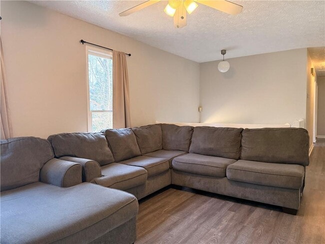 Building Photo - 1424 Shadowbrook Dr