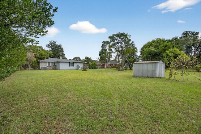Building Photo - HUGE YARD IN THE HEART OF WECO!