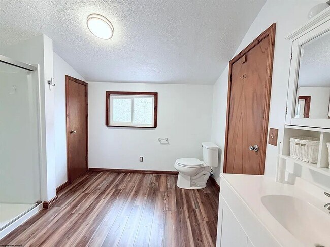 Building Photo - Large 4 Bedroom Home Near WVU, Hospitals & Downtown Morgantown