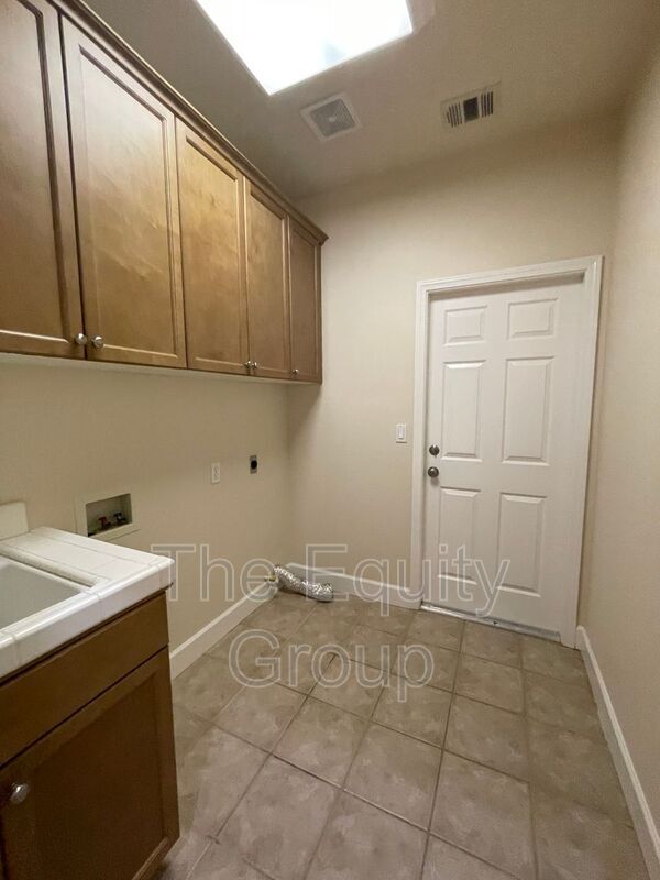 Building Photo - 608 W Evergreen Ct