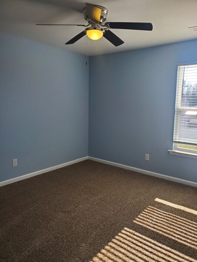 Building Photo - **Available mid January** 4 Bedroom with B...