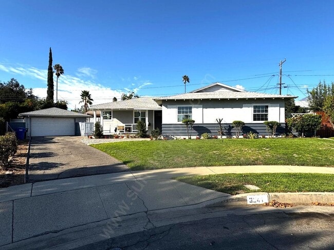 Primary Photo - Stunning 3 Bedroom, 2 Bathroom Home on a L...