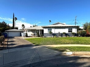 Building Photo - Stunning 3 Bedroom, 2 Bathroom Home on a L...