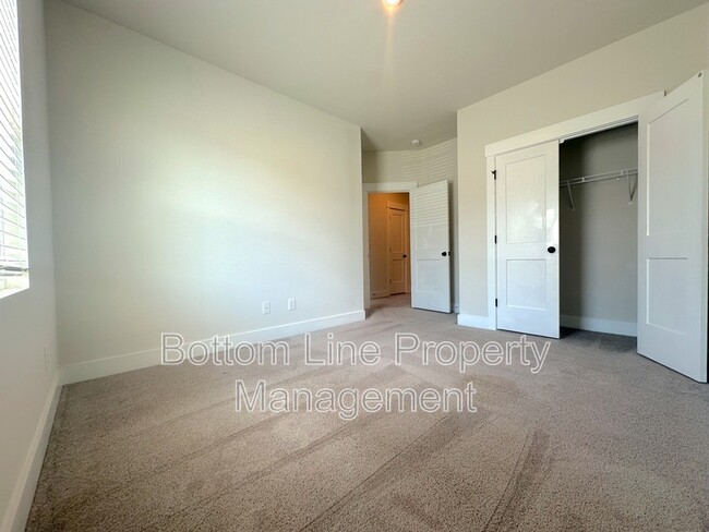 Building Photo - 9542 Munsing Dr
