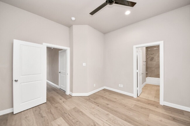 Building Photo - City views, smart layout, and Houston convenience?