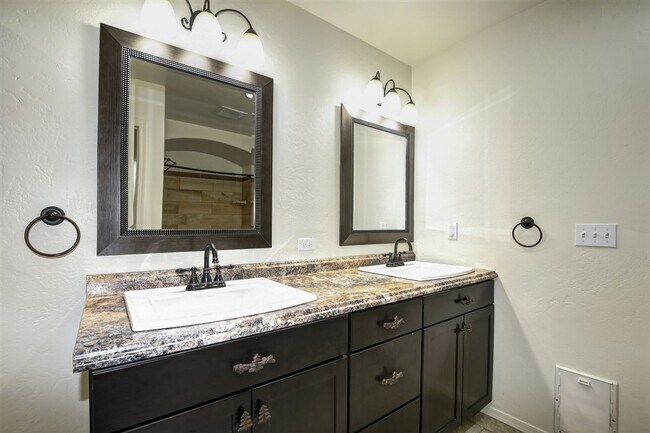 Building Photo - 3 bedroom 2 bathroom ranch style home in C...