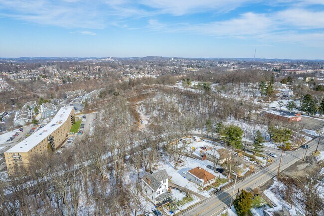 Building Photo - COZY 2 BEDROOM GEM IN THE MONROEVILLE NEIG...