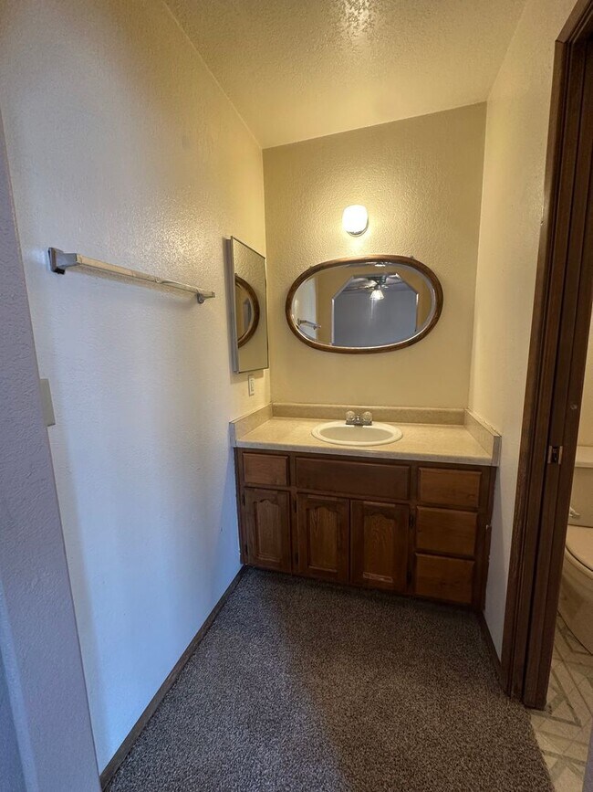 Building Photo - Cute 2 bedroom, 2 bathroom home with firep...