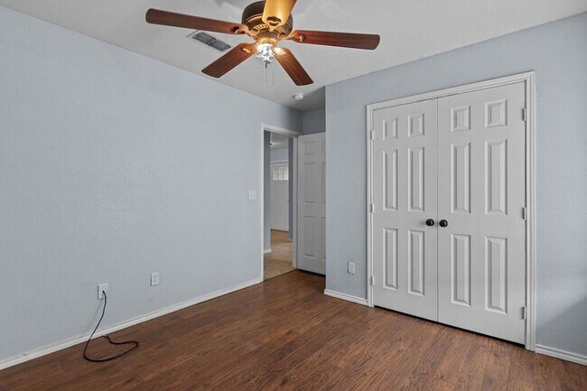 Building Photo - 1708 English Dr