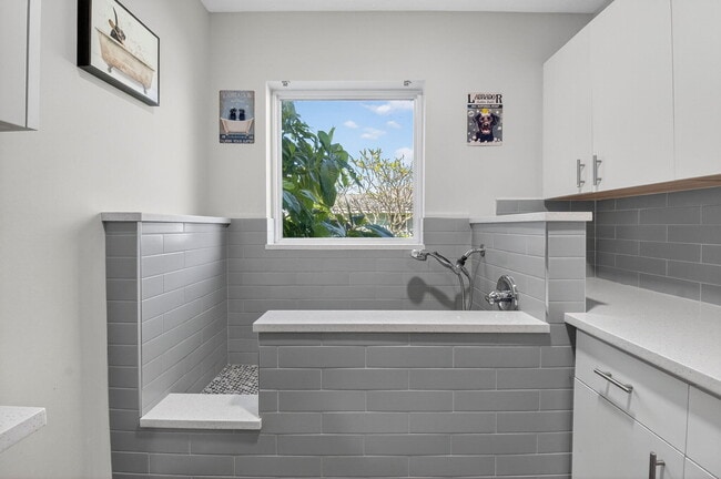 Building Photo - 6701 Hillside Ln