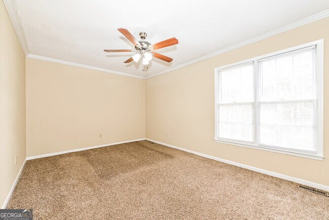 Building Photo - 700 Redland Dr