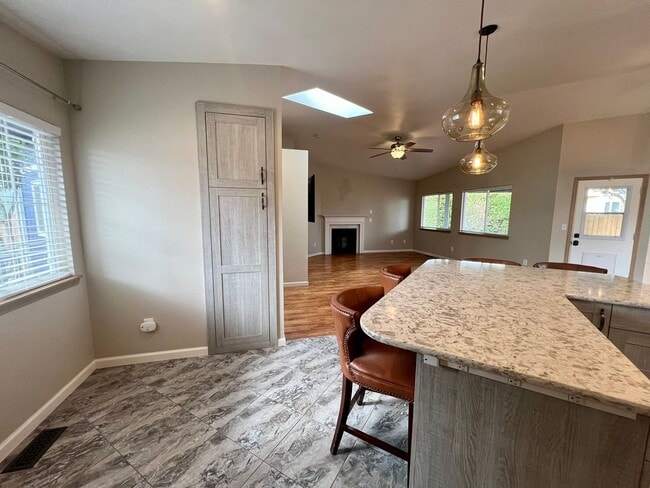 Building Photo - Well Maintained 3BD - Yard Maint. Included