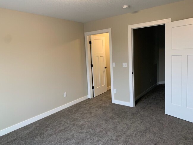 Building Photo - Beautiful 3 Bedroom Townhome
