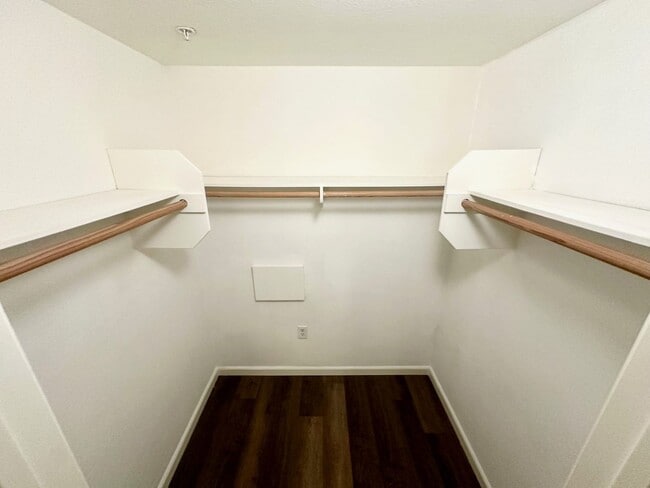 Building Photo - Beautiful One Bedroom Condo in the " Piazza Palermo." building! Pet considered!!