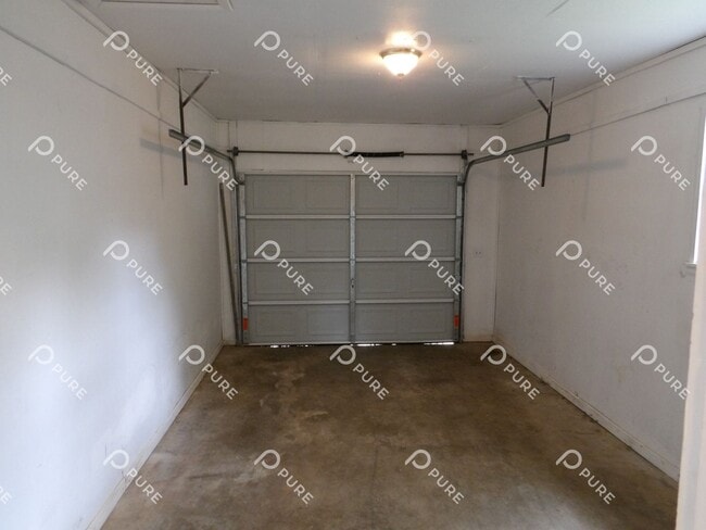 Building Photo - 3021 Deerfield!!