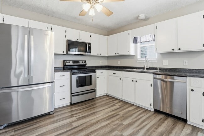 Building Photo - 10 Chamois Ct