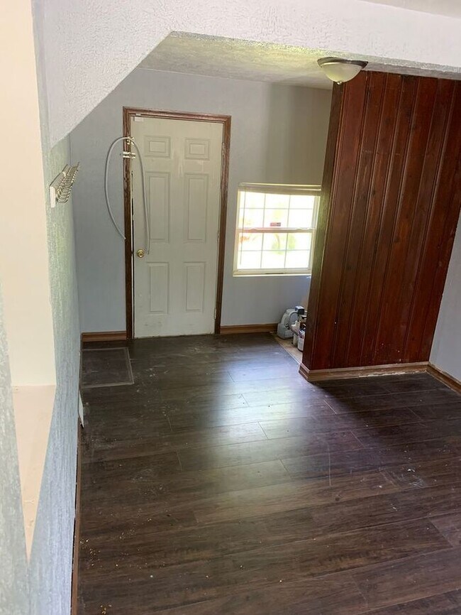 Building Photo - Mishawaka 4 bedroom with a Primary suite a...