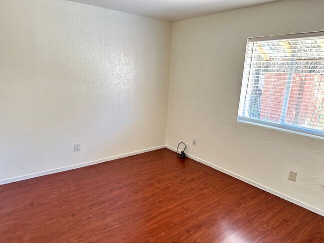 Building Photo - 1317
